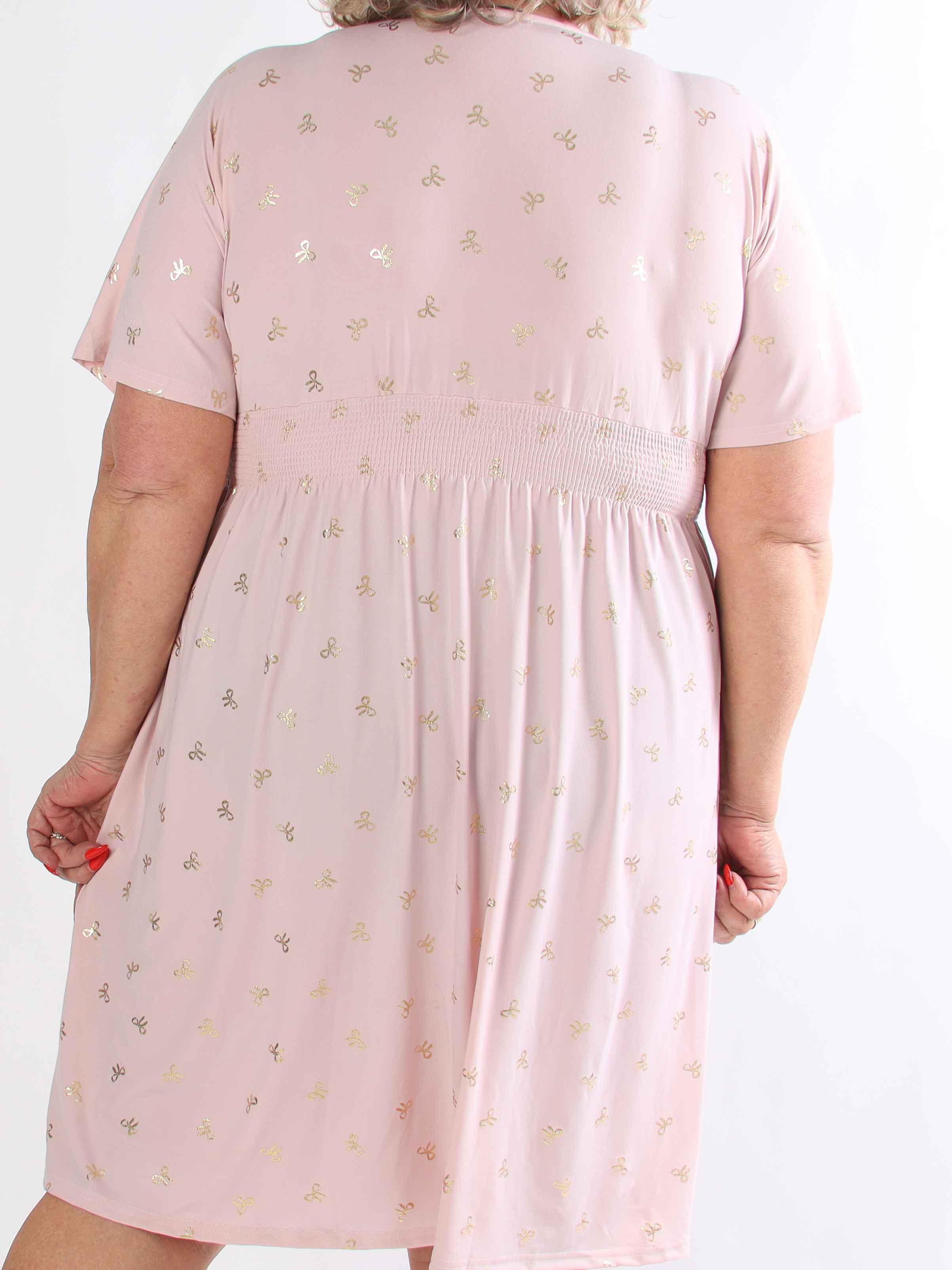 Pams Gold Bow Short - Plus size klänning med smockad midja och fina guldfärgade rosetter